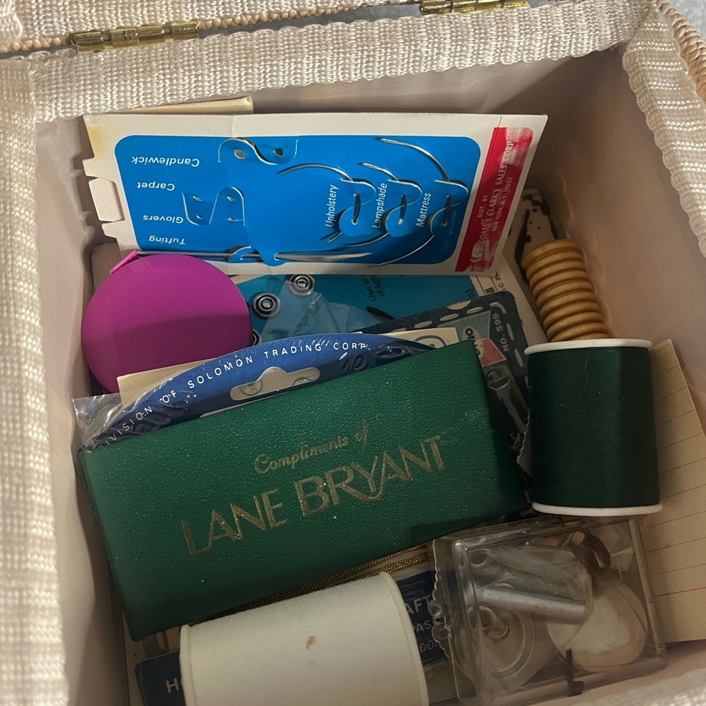 🧵 Vintage Wicker Sewing Basket with Winter Scene Lid 🎨 - Picture 2 of 8